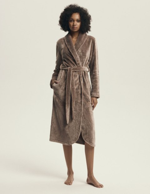 Szlafrok Dextera 43595-84X z błyszczącej dzianiny – przód