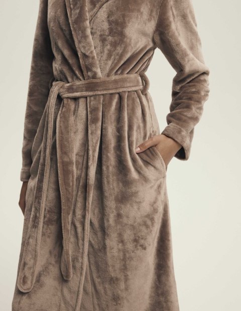 Detal połyskującej dzianiny szlafroka Dextera